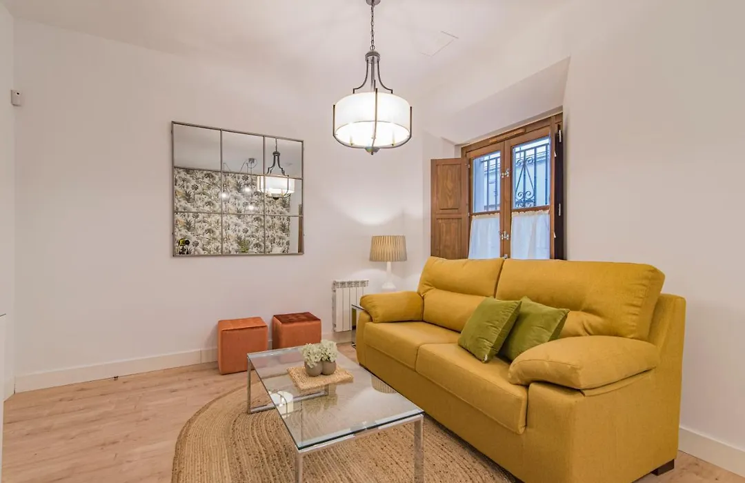 Apartamento turístico con patio en el centro QH Plaza de la Trinidad-1